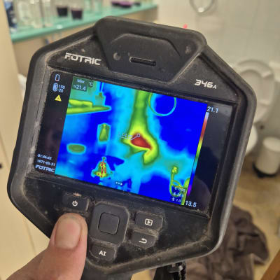 מצלמה תרמית מציגה תמונה עם אזורים חמים וקרים