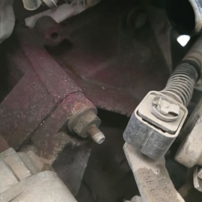 חלקי מנוע עם ברגים וחיבורים