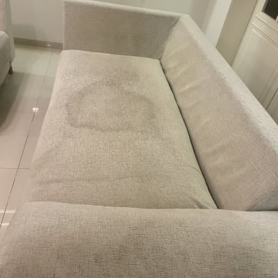 ספה עם כתם על המושב המרכזי