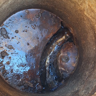 פנים צינור חלוד עם לכלוך ונוזלים