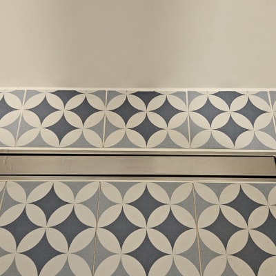 רצפת אריחים עם תעלת ניקוז מתכתית