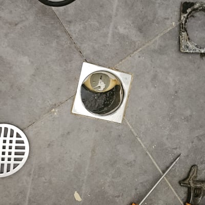 תיקון ניקוז עם כלים על הרצפה