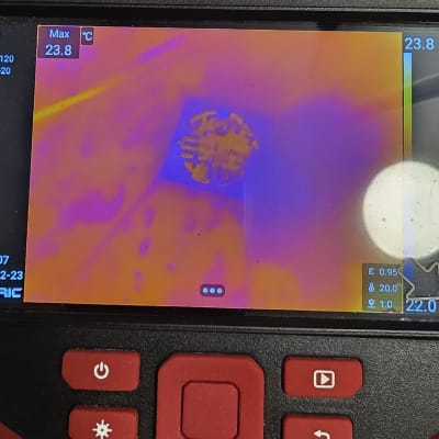 מצלמה תרמית מציגה תמונה צבעונית של חום