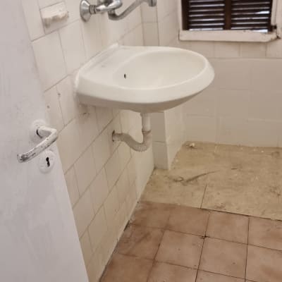 כיור תלוי עם ברז, צינור ניקוז גמיש