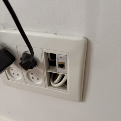 שקעי חשמל ורשת על קיר לבן