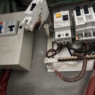 לוח חשמל עם חוטים ומפסקים