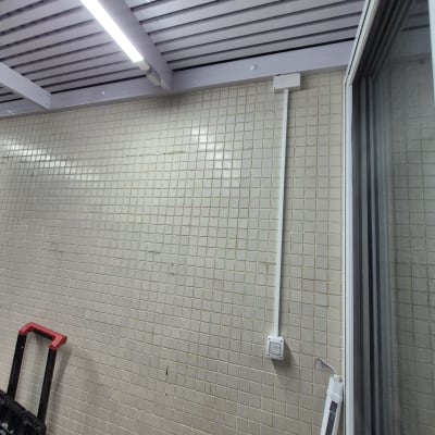 תאורה ותשתית חשמל על קיר מרוצף