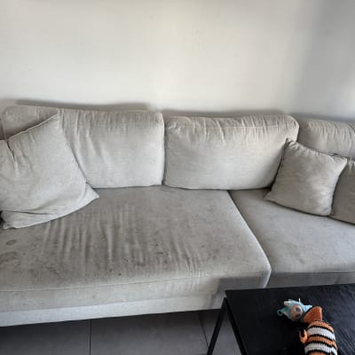 ספה עם כתמים זקוקה לניקוי