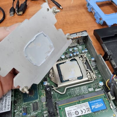 מעגל מודפס עם רכיבי מחשב, כולל מעבד וזיכרון RAM.