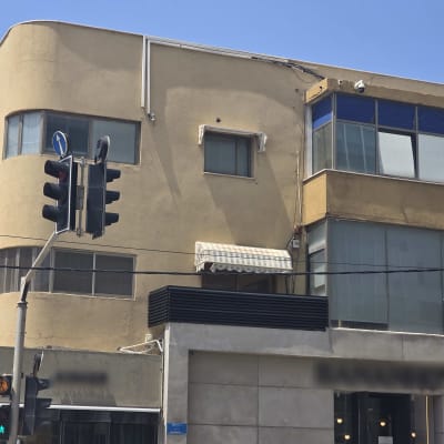 בניין עם חלונות וסוכך