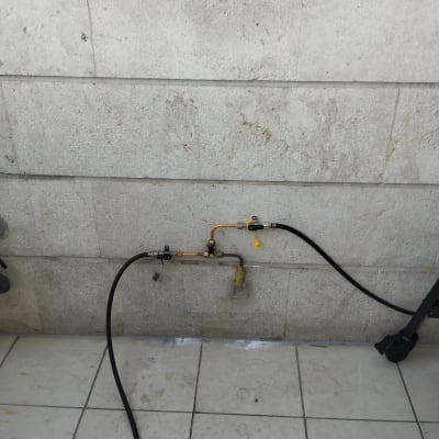 צינורות גז מחוברים לקיר חיצוני