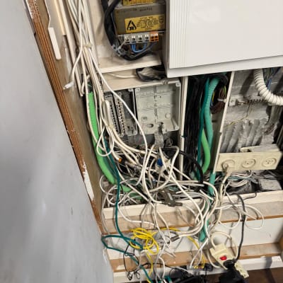 ארון תקשורת עם כבלים וציוד רשת