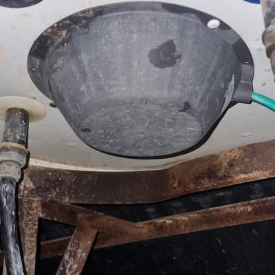 חוטי חשמל מחוברים לתיבת חיבורים מתכתית