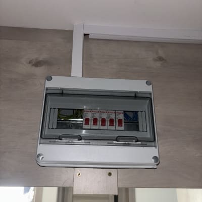 לוח חשמל עם מפסקים מותקנים על קיר