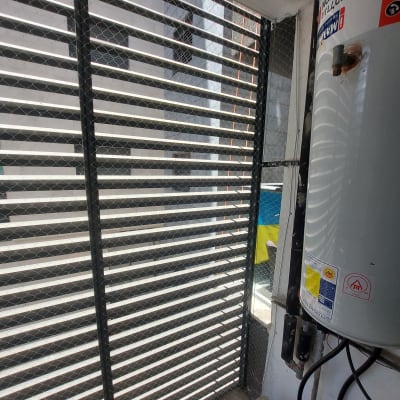 רשת למניעת כניסת יונים על חלון עם דוד שמש