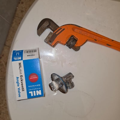 מפתח צינורות ושסתום על אסלה