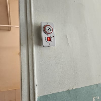 מתג עם שעון טיימר לדוד שמש על קיר לבן