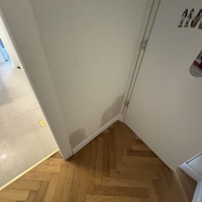 פינה עם קיר צבוע חלקית ודלת לבנה