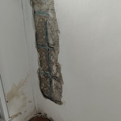 קיר עם טיח מתקלף וחשיפת בטון