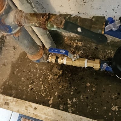 צנרת מים עם ברזים וחיבורים