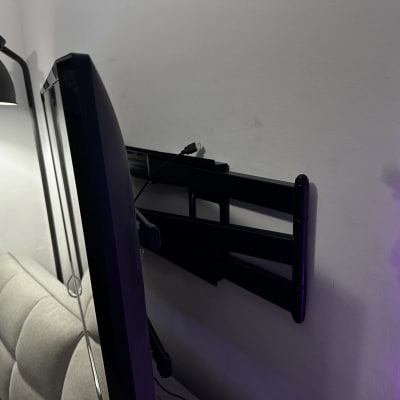 טלוויזיה מותקנת על קיר עם זרוע מתכווננת