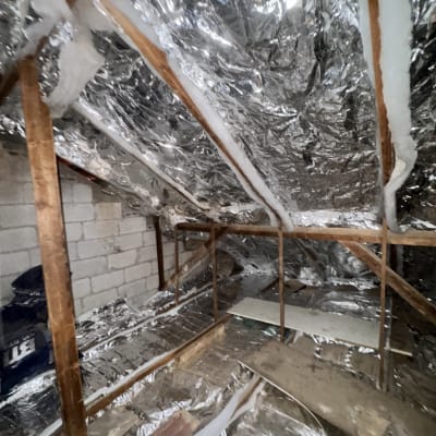 בידוד רפלקטיבי על גג עץ בעליית גג