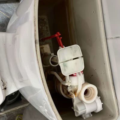 מיכל הדחה פתוח עם מנגנון פנימי של אסלה