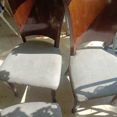 כיסאות עם ריפוד בהיר, צילום באור שמש