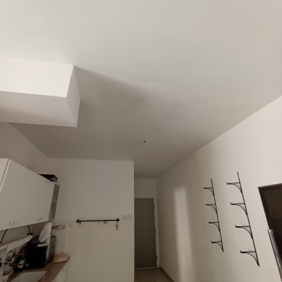 מטבח בשיפוץ עם ארונות וכלים על השיש