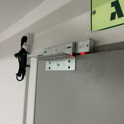 מנעול מגנטי על דלת עם חיווט חשמלי