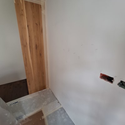 קיר צבוע עם רצפה מכוסה בניילון להגנה