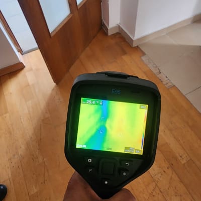 מד חום תרמי מציג תמונה צבעונית על מסך