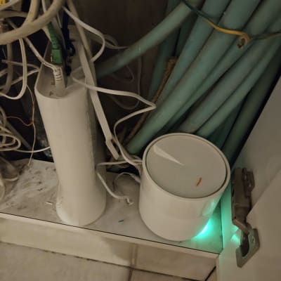 כבלים ומכשירי רשת עם נורית ירוקה דולקת