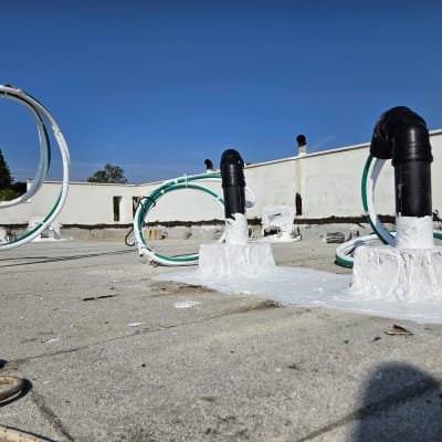 צינורות אטומים בחומר לבן על גג שטוח