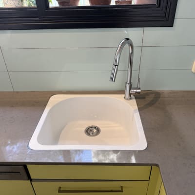 כיור עם ברז על משטח שיש במטבח