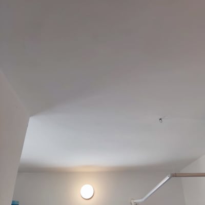 תקרה צבועה בלבן עם וו קטן