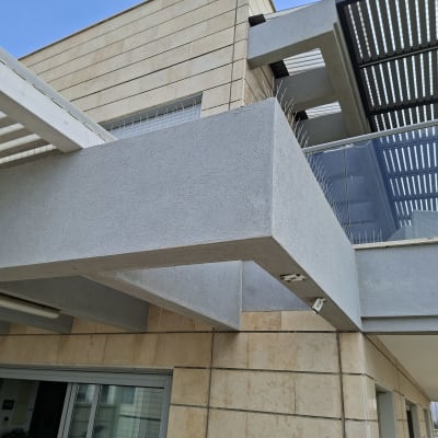 דוקרנים על מבנה למניעת יונים