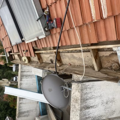 גג רעפים עם כלים וחוטים, עבודות תיקון