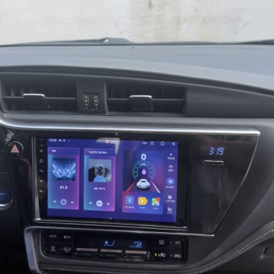 מערכת מולטימדיה ברכב עם מסך מגע ותצוגת מדיה