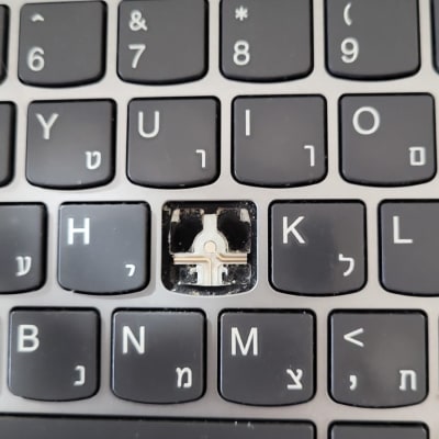 מקלדת מחשב עם מקש חסר