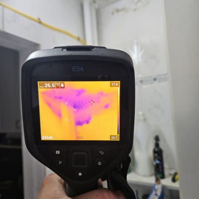 מצלמה תרמית מציגה אזור עם נזילה אפשרית