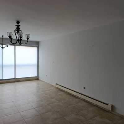 חדר ריק עם קירות צבועים ותאורה על התקרה