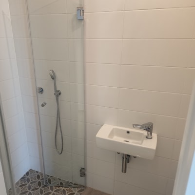 מקלחון עם דלת זכוכית וברז נירוסטה