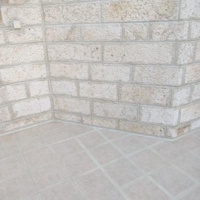 קיר אבן ורצפת אריחים עם איטום בין האריחים