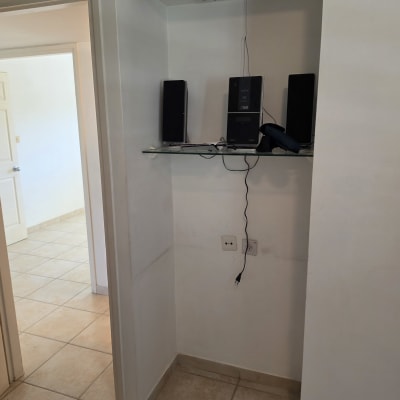 מדף עם רמקולים ומערכת שמע בקיר לבן