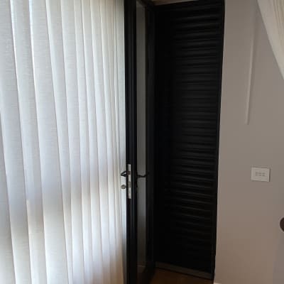 דלת אלומיניום שחורה עם ידית כסופה