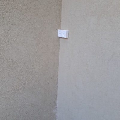 שקע חשמלי כפול מותקן על קיר