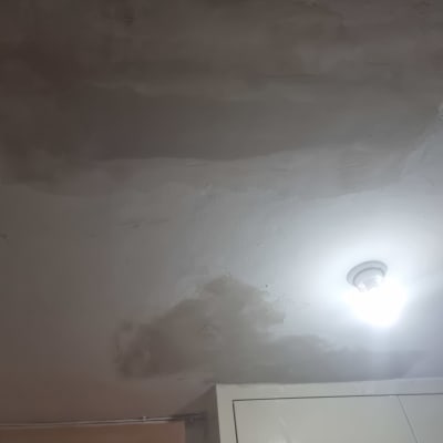 תקרה עם תיקוני טיח ותאורה