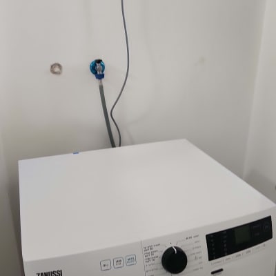 מכונת כביסה מותקנת עם חיבורים לקיר