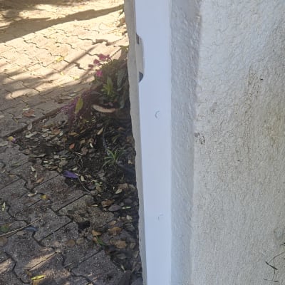 חיבור מתכת לפינה של קיר חיצוני בגינה